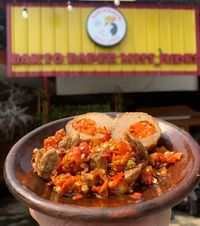 Yuk! Ngemil Bakso Penyet Super Pedas yang Bikin 'Baper' di Sini