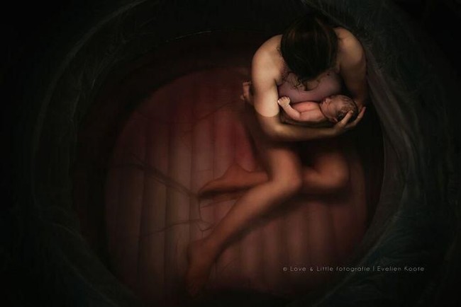 Momen kelahiran melalui waterbirth diabadikan oleh fotografer Evelien Koote dalam foto berjudul Silence. Foto: Dok. Bored Panda/ International Association of Professional Birth Photographers