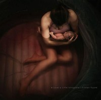 Momen kelahiran melalui waterbirth diabadikan oleh fotografer Evelien Koote dalam foto berjudul Silence. Foto: Dok. Bored Panda/ International Association of Professional Birth Photographers
