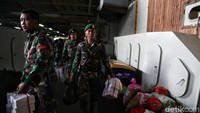 Tim Kogasgabpad menyiapkan peralatan dan perlengkapan yang akan digunakan selama proses observasi 188 WNI ABK World Dream di Pulau Sebaru.
