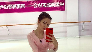 Aku tidak akan meninggalkan atau mengkhianati dia. Dia adalah sahabat dan keluargaku, tulisnya di Instagram mengenai anjing kesayangannya. Foto: Instagram