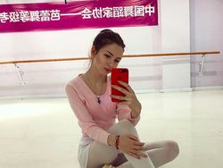 Sosok Model Ukraina Menawan yang Enggan Tinggalkan Wuhan