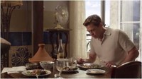 Salad udang jadi santapan Brad Pitt saat membintangi film Allied yang tayang di layar lebar pada 2016 lalu. Dengan latar ruang makan, Brad Pitt terlihat menikmati sepiring salad udang sendirian. Foto: istimewa