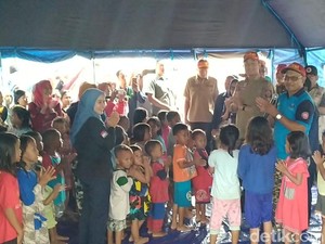 Keseruan Mensos Nyanyi Potong Bebek Angsa di Pengungsian Banjir Jateng