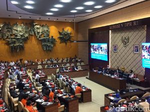 Basuki Rapat dengan DPR Bahas Penanganan Banjir, Anies-RK Tak Hadir