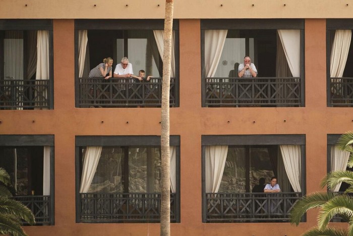 Ribuan Tamu Hotel di Spanyol Dikarantina Imbas Corona Satu orang turis Italia dinyatakan positif terinfeksi corona di sebuah Hotel Spanyol. Ribuan tamu di hotel itu pun dikarantina guna cegah penyebaran COVID-19.