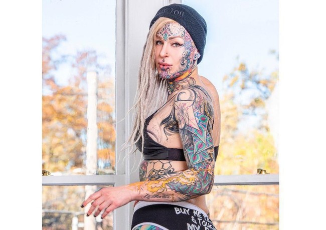 Wanita dengan nama asli Lina L bertransformasi dengan mentato tubuhnya pada 2010. Sepuluh tahun setelahnya, tato Cigno menjadi puluhan.  Foto: Instagram