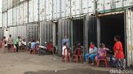 Para Pengungsi Banjir Ini Tinggal di Dalam Kontainer