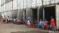 Meski begitu, warga mengaku masih kesulitan sanitasi sehingga mereka masih harus buang air di luar kawasan tersebut.