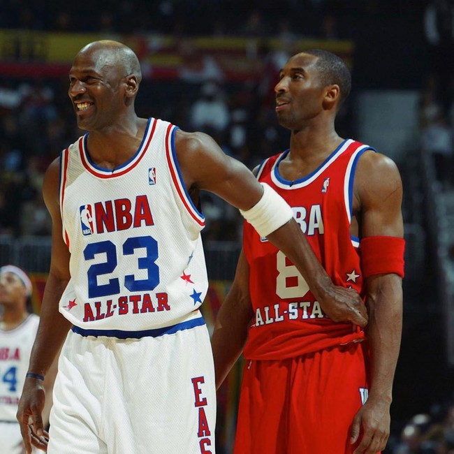 Dia sering menelepon atau mengirim saya pesan pukul  11.30, 2.30, atau jam 3 subuh, bicara soal basket, latihan kaki, dan kadang tentang segitiga. Awalnya menjengkelkan, tapi itu menjadi seperti sebuah hasrat. Kobe punya sebuah hasrat yang tidak pernah kalian tahu, kata Michael tentang kedekatannya dengan Kobe. (Foto: Instagram/@jumpmanhistory)