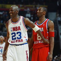 Dia sering menelepon atau mengirim saya pesan pukul  11.30, 2.30, atau jam 3 subuh, bicara soal basket, latihan kaki, dan kadang tentang segitiga. Awalnya menjengkelkan, tapi itu menjadi seperti sebuah hasrat. Kobe punya sebuah hasrat yang tidak pernah kalian tahu, kata Michael tentang kedekatannya dengan Kobe. (Foto: Instagram/@jumpmanhistory)