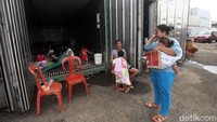 Warga beraktivitas di dalam dan luar kontainer yang kosong dan berjejer di Cilincing Jakarta Utara.