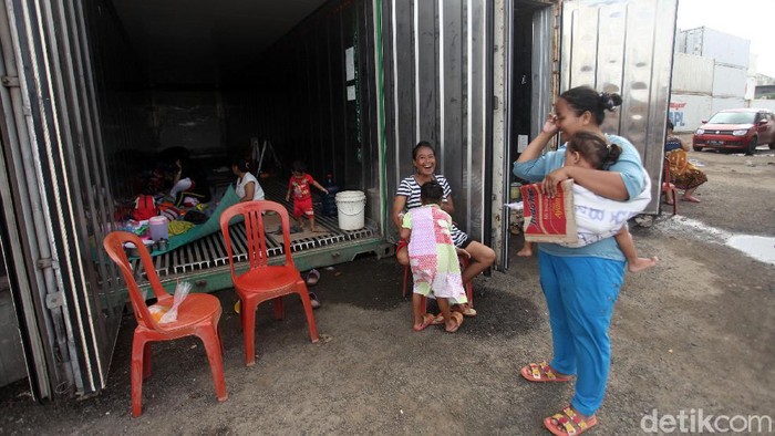 Mengungsi dari Banjir di Dalam Kontainer Sejumlah warga korban banjir mengungsi di dalam kontainer di kawasan Cilincing, Jakarta Utara, Rabu (26/2/2020). Sebanyak 419 warga mengisi 20 peti kemas.