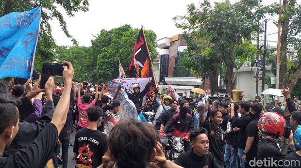 Ribuan Pesilat PSHT Kawal Sidang Rekan Mereka di Pengadilan Negeri Surabaya