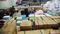 Seorang petugas mengecek perlengkapan yang akan digunakan untuk proses observasi 188 WNI di Pulau Sebaru.
