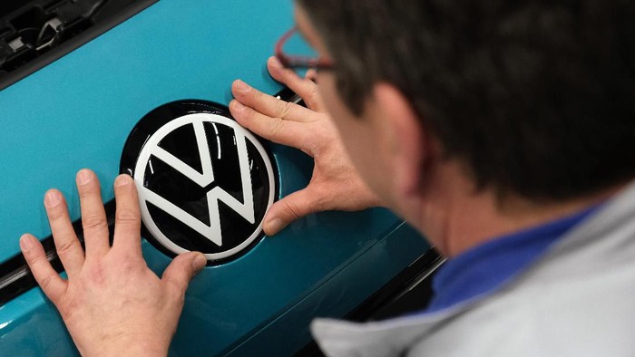 Mobil listrik Volkswagen (VW) ID.3 mulai memasuki jalur produksi. Mobil berjenis hatchback ini akan diproduksi di fasilitas perakitan Volkswagen di Zwickau, Jerman.