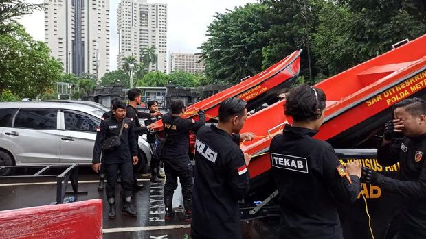 Reserse Polda Metro Patroli Berperahu di Lokasi Banjir Cegah Kriminalitas