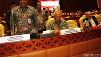 Menteri PUPR Basuki Hadimuljono didampingi wakilnya tampak siap untuk mengikuti rapat dengar pendapat. Namun rapat tersebut terpaksa ditunda karena tidak dihadiri Anies Baswedan, Ridwan Kamil, dan Wahidin Halim.