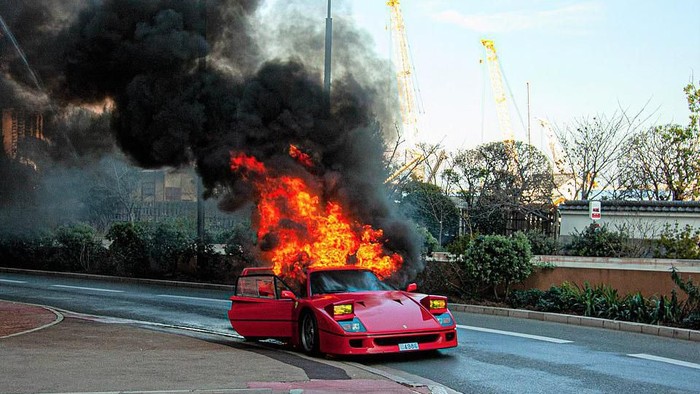 Ferrari F40 terbakar