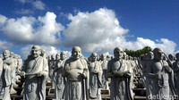 Patung-patung dengan beragam ekspresi ini adalah patung Arahat, sebutan untuk mereka yang sudah mencapai tingkat kesucian spiritual tertinggi dalam agama Buddha. Mereka konon adalah murid dari Sang Buddha. (Wahyu Setyo Widodo/detikcom)
