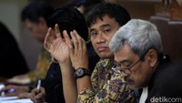 Uang itu diterima Dolly melalui Kadek Kertha Laksana.