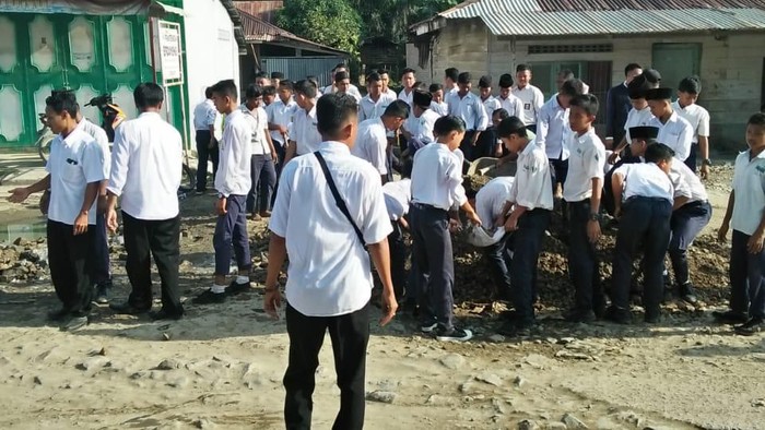 Kegiatan penimbunan jalan yang menghubungkan sejumlah desa di Tanjung Pasir (Dok. Istimewa)