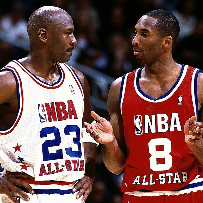 Michael Jordan dan Kobe Bryant sering dianggap sebagai pemain bola basket terhebat sepanjang sejarah. Jordan mengoleksi enam cincin NBA, sementara Kobe yang bermain untuk LA Lakers menjadi juara NBA lima kali. (Foto: Instagram/@jumpmanhistory)