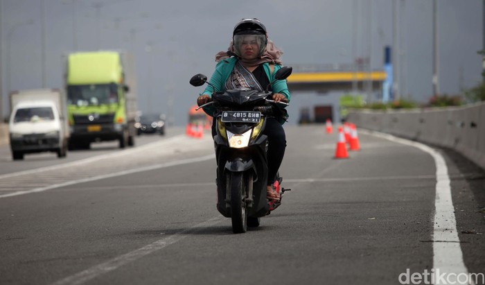 Banjir di Cilincing Raya, Pemotor Masuk Tol Lingkar Luar Timur Pemotor diperbolehkan melintas di jalan tol lingkar luar timur, Cilincing, Jakarta Utara. Hal ini karena sebagian ruas jalan Cakung Cilincing Raya terendam banjir.