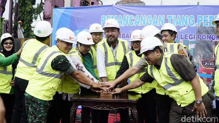 Bupati Ponorogo Ipong Muchlissoni akan mengubah nama Pasar Legi Songgolangit yang tengah dibangun ulang. Ia akan mengembalikan nama pasar itu ke nama awalnya.