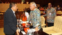 Ketua Komisi V Lasarus berbincang dengan Menteri PUPR Basuki Hadimuljono.