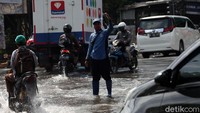 Lampu merah yang tak berfungsi membuat petugas bahu membahu mengatur lalu lintas.
