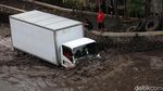 Aksi Nekat Sopir Truk Libas Banjir di Cilincing