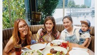 Maia juga kompak dengan sahabatnya kala nongkrong bareng di kafe. Seperti yang terlihat pada momen yang satu ini, mereka memiliki hidangan sehat berupa salad.  Foto: Instagram @maiaestiantyreal