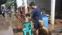 Satu per satu perabotan tersebut dibersihkan warga.