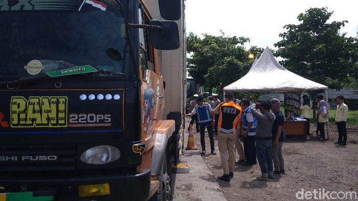 Petugas razia truk over dimensi dan over load