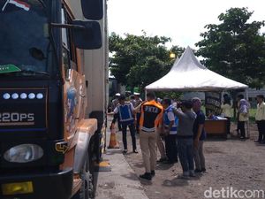 Tekan Kecelakaan, Petugas Razia Truk Obesitas di Tol Palikanci Cirebon