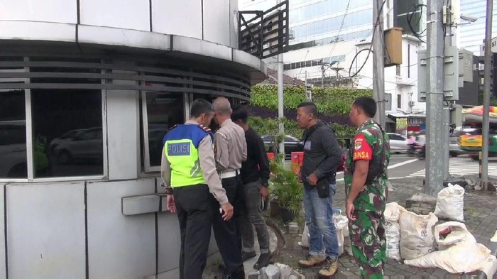 Pospol Lantas Tugu Tani dilempar batu oleh orang tak dikenal