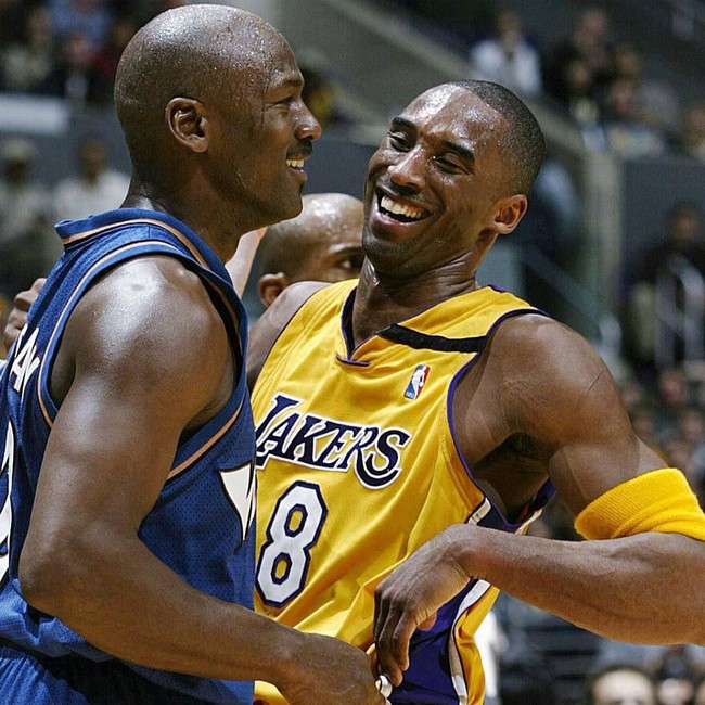 Kobe Bryant adalah inspirasi buat saya. Dia ingin menjadi pemain bola basket terbaik yang dia bisa, dan ketika saya mulai mengenal dia, saya ingin menjadi kakak terbaik untuk Kobe. Ketika Kobe meninggal, sebagian dari saya meninggal, kata Michael Jordan dalam pidatonya di upacara mengenang Kobe Bryant dan Gianna Bryant baru-baru ini. Saat berpidato, Michael Jordan tak dapat menyembunyikan rasa sedihnya. Air mata pun tak dapat terbendungi.  (Foto: Instagram/@jumpmanhistory)