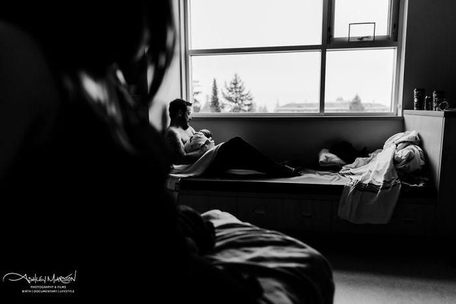 International Association of Professional Birth Photographers (IABPB) menampilkan puluhan foto melahirkan terbaik yang telah melalui seleksi ketat. Dalam satu frame foto, harus bisa menampilkan air mata kebahagiaan, orangtua, bayi itu sendiri dan mereka yang hadir saat proses kelahiran. Foto: Dok. Bored Panda/ International Association of Professional Birth Photographers