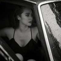 Untungnya, Alex tinggal di Bali sehingga tidak ada yang mengusiknya ketika ia tampil dengan pakaian lengan terbuka yang mengekspos ketiaknya. Aku tinggal di Bali, tidak ada yang peduli dengan hal-hal kaya gitu. Jadi aku numbuhin hair armpits. Kalau ada kebutuhan photoshoot di-shave atau wax. Kalau nggak ada aku memang biarin aja. Its human. Human natural hair body, ucap aktris 35 tahun itu.  Foto: dok. Instagram