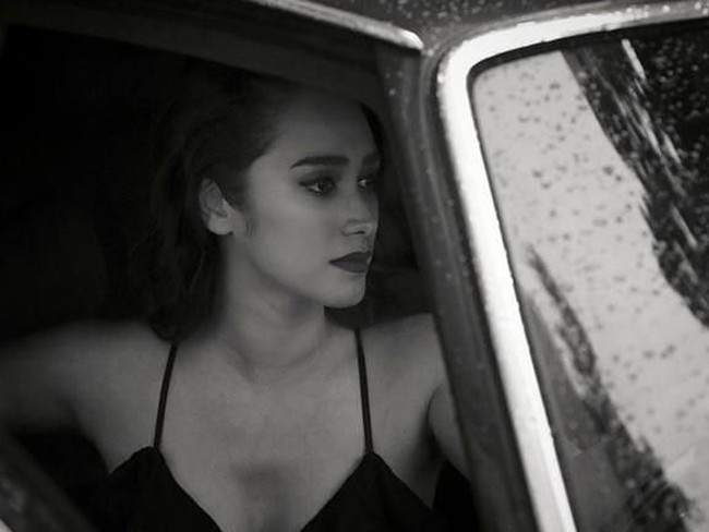 Untungnya, Alex tinggal di Bali sehingga tidak ada yang mengusiknya ketika ia tampil dengan pakaian lengan terbuka yang mengekspos ketiaknya. Aku tinggal di Bali, tidak ada yang peduli dengan hal-hal kaya gitu. Jadi aku numbuhin hair armpits. Kalau ada kebutuhan photoshoot di-shave atau wax. Kalau nggak ada aku memang biarin aja. Its human. Human natural hair body, ucap aktris 35 tahun itu.  Foto: dok. Instagram