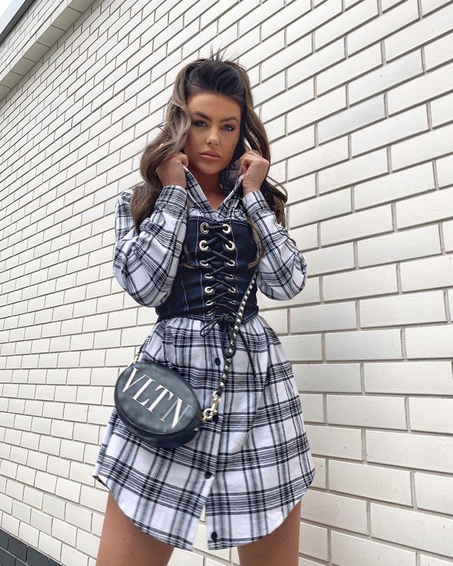 Seperti dikutip dari BBC, salah satu tawaran fantatis yang pernah diterima Rosie Williams datang dari seorang pria Dubai. Pria tersebut menawarkan imbalan uang 100 ribu poundsterling atau sekitar Rp 1,8 miliar setahun ditambah lagi berbagai tas dan baju mahal. Dan sebagai balasannya, Rosie harus mau menemaninya di Dubai, Uni Emirat Arab. Foto: Dok. Instagram @rosieawilliams