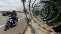 Para pemotor ini diperbolehkan melintas di lajur paling kiri.