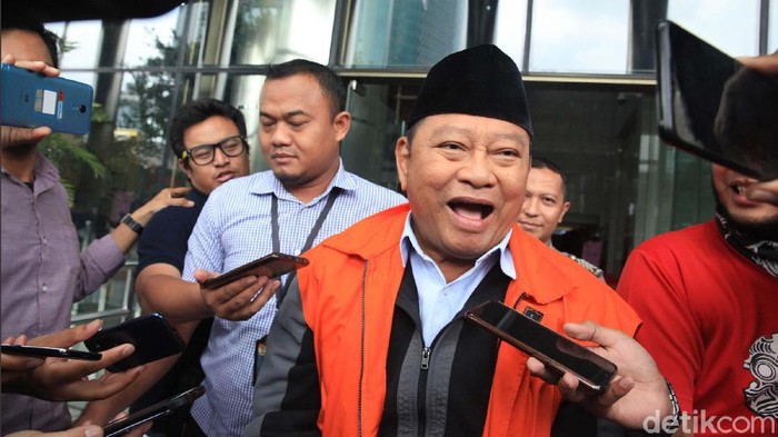 Tersangka Bupati nonaktif Sidoarjo, Jawa Timur, Saiful Illah kembali diperiksa penyidik KPK. Dia sempat terlihat tertawa saat dibawa dengan mobil tahanan.