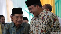 Anies tertawa lepas saat berbicara dengan JK.