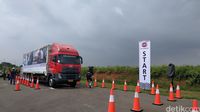 UD Trucks menantang sopir truk untuk adu skill. 
