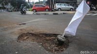 Jalan berlubang tersebut tepatnya berada di simpangan lima Jalan Jalan Wahid Hasyim Kebon Sirih, Jakarta Pusat.