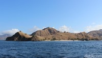 Pantai merah atau Pink di Taman Nasional Komodo diabadikan dari kejauhan dari kapal.