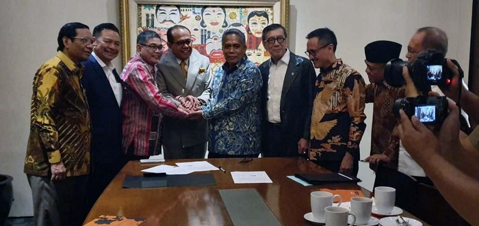 3 Kubu di Perhimpunan Advokat Indonesia (Peradi) melakukan islah. Kesepakatan islah ini turut dihadiri Mahfud Md dan Yasona Laoly.