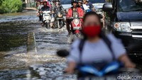 Sejumlah pengendara nekat menerobos genangan.